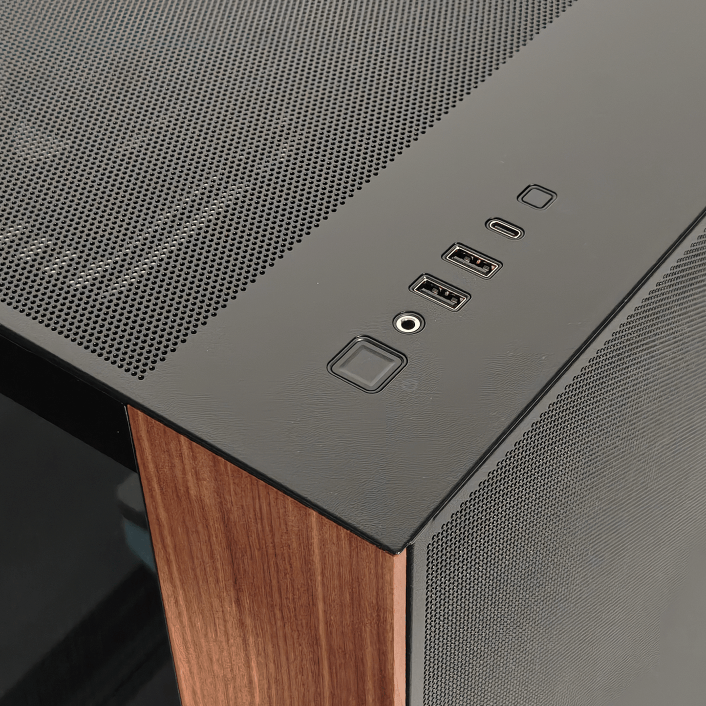 C8 Wood — RTX 5070, Core Ultra 7 265K, 32GB DDR5, 2TB SSD