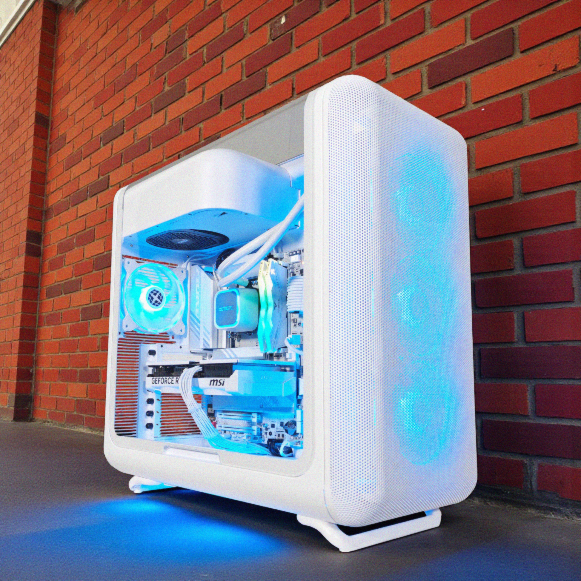 HYTE X50 Ghost — RTX 5070, Core Ultra 7 265K, 32GB DDR5, 2TB SSD