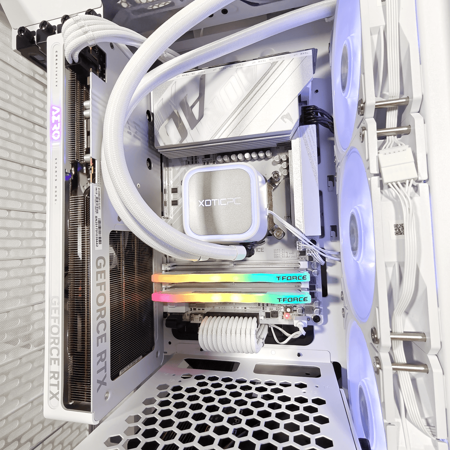 Thermaltake Tower 300 Ghost — RTX 5060, Ryzen 7 9700X, 32GB DDR5, 2TB SSD