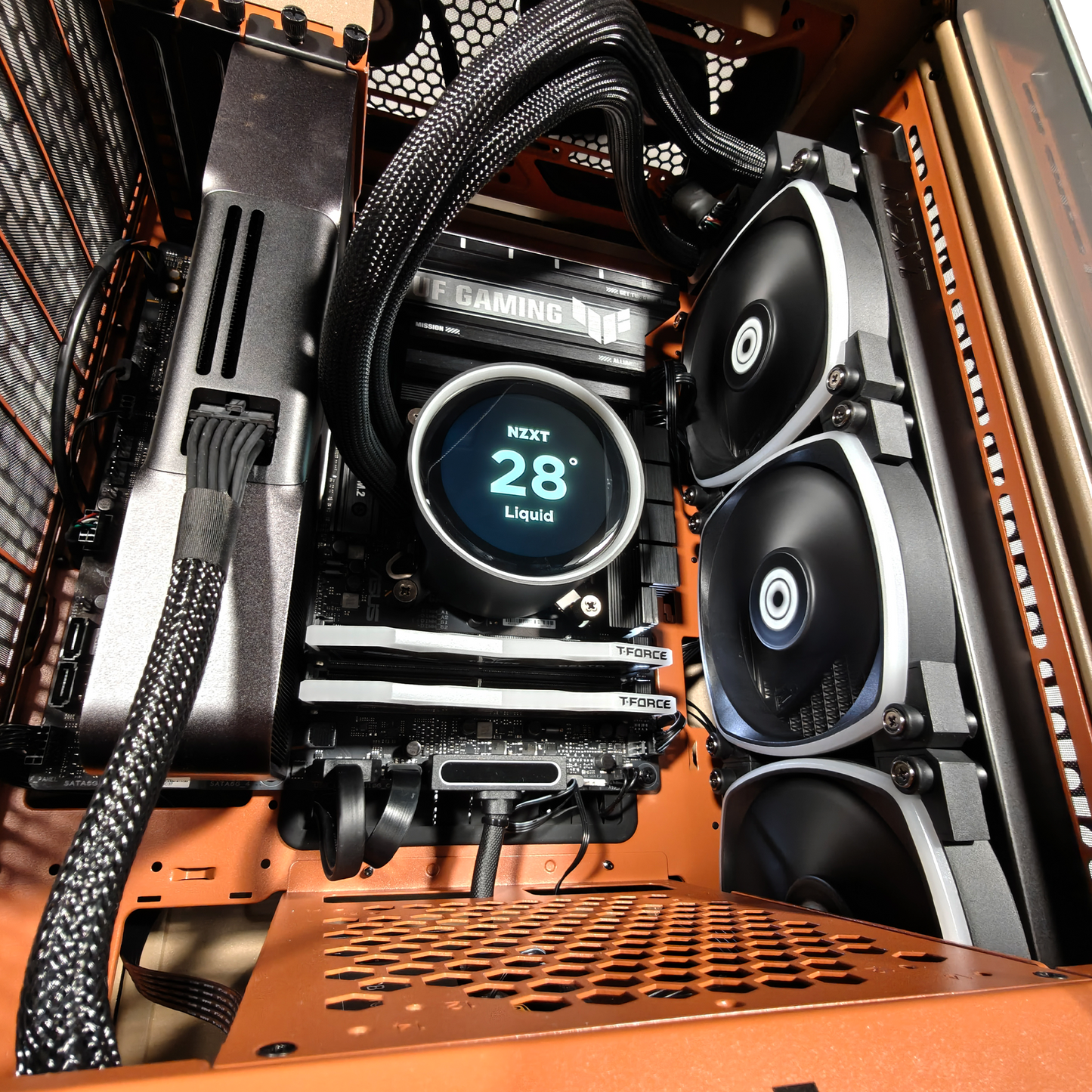 Thermaltake Tower 300 Sandstorm — RTX 5070, Core Ultra 7 265K, 32GB DDR5, 2TB SSD