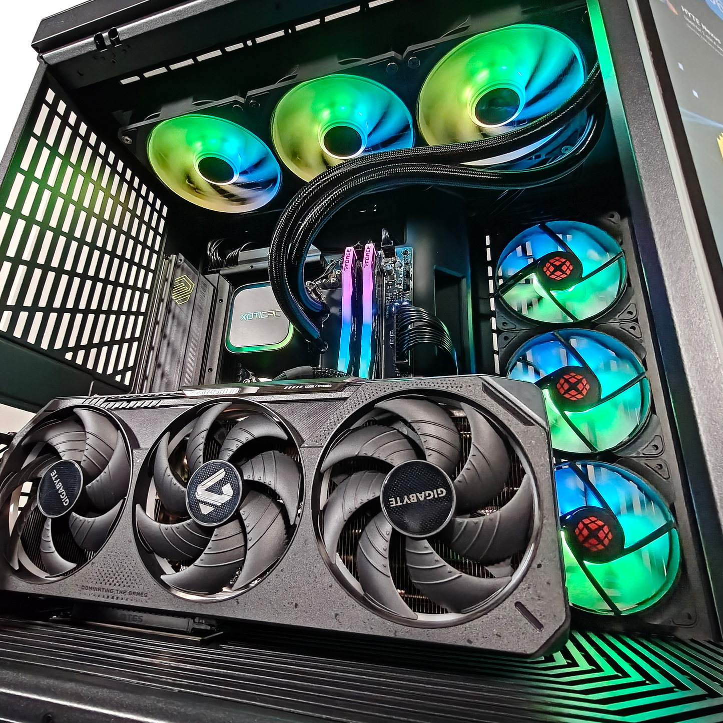 Y70 Extreme — RTX 5070, Ryzen 7 9800X3D, 32GB DDR5, 2TB SSD
